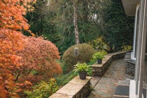 A stone pathway leading to a house with a stone wall and potted plants. - Burn How Garden Hotel - Bowness on Windermere (Bowness-on-Windermere)