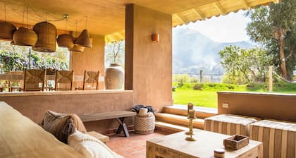 Luxurious 4-bedroom house in delightful Urquillos Huayllabamba with WiFi