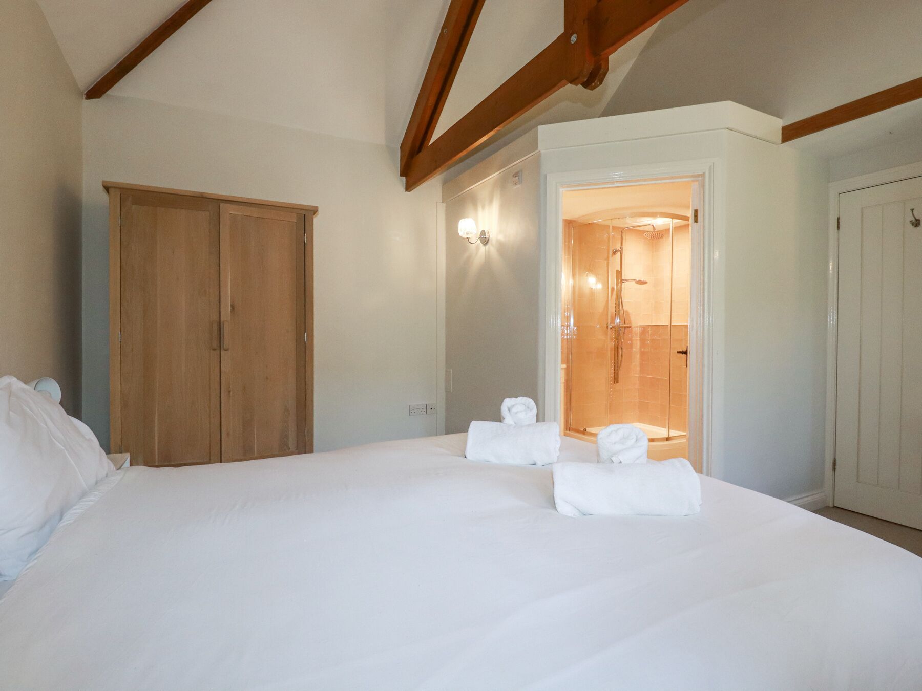 1 habitación, decoración personalizada y muebles diferentes 