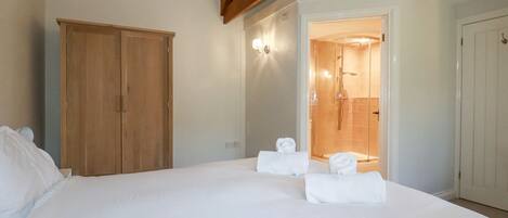 1 habitación, decoración personalizada y muebles diferentes