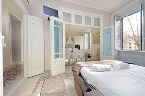 Ein Schlafzimmer mit einem Bett, einem Schreibtisch und einem Stuhl.