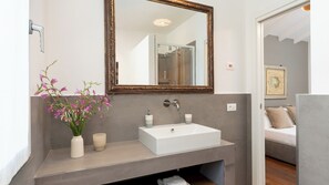 Regadera, secadora de cabello, bidet, toallas 