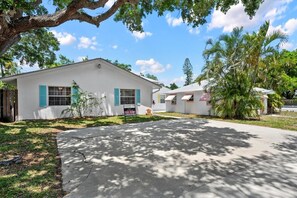 Property grounds - Charming 3-bedroom house in Pleasant Stuart with WiFi, AC (Stuart)