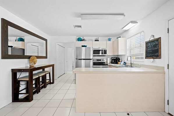 Refrigerador, microondas, horno, placa de cocina