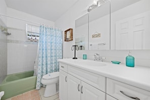 Dusch, hårtork, handdukar och tvål