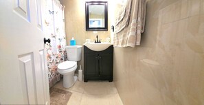 Ducha, toallas, jabón y papel higiénico