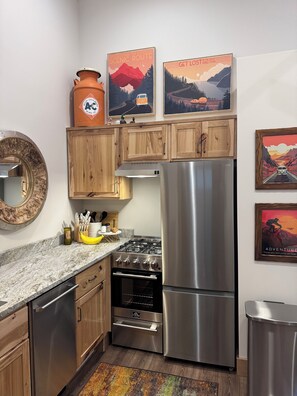 Frigorífico, microondas, horno y placa de cocina
