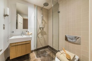 Dusche, Haartrockner, Handtücher, Seife