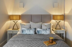 2 bedrooms, iron/ironing board, WiFi, bed sheets - Elegant Mayfair Flat | 2BR 2BA | Walk to Oxford Street, Hyde Park & Soho (London)