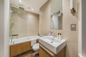 Shower, hair dryer, towels, soap - Elegant Mayfair Flat | 2BR 2BA | Walk to Oxford Street, Hyde Park & Soho (London)