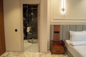 Habitación doble superior | Caja de seguridad en la habitación, escritorio y wifi gratis