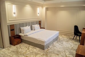 Habitación doble superior | Caja de seguridad en la habitación, escritorio y wifi gratis 