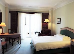 A hotel room with a bed, a desk, a chair, and a lamp. - Grand Hyatt La Manga Club Golf & Spa (Murcia)