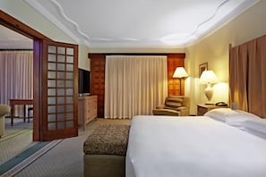 A hotel room with a bed, bedside table, lamp, and a view of a balcony. - Grand Hyatt La Manga Club Golf & Spa (Murcia)