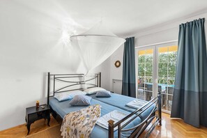 4 bedrooms, iron/ironing board, free WiFi, bed sheets