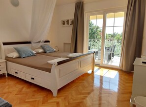 4 bedrooms, iron/ironing board, free WiFi, bed sheets