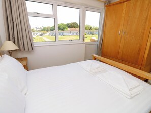 2 Schlafzimmer, individuell dekoriert, individuell eingerichtet