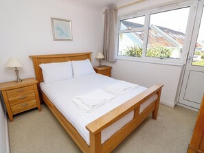 2 Schlafzimmer, individuell dekoriert, individuell eingerichtet