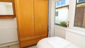 2 dormitoris, decoració individual i mobiliari individual