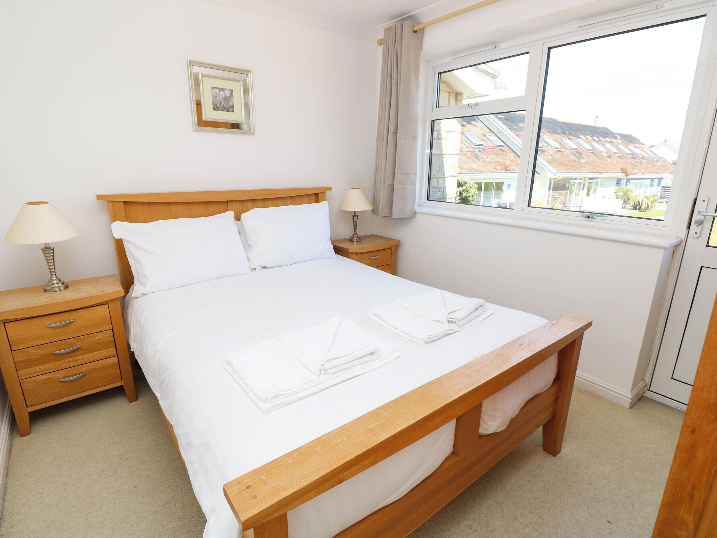 2 عدّة غرف نوم وبديكورات فريدة لكل غرفة وطراز فريد لكل وحدة