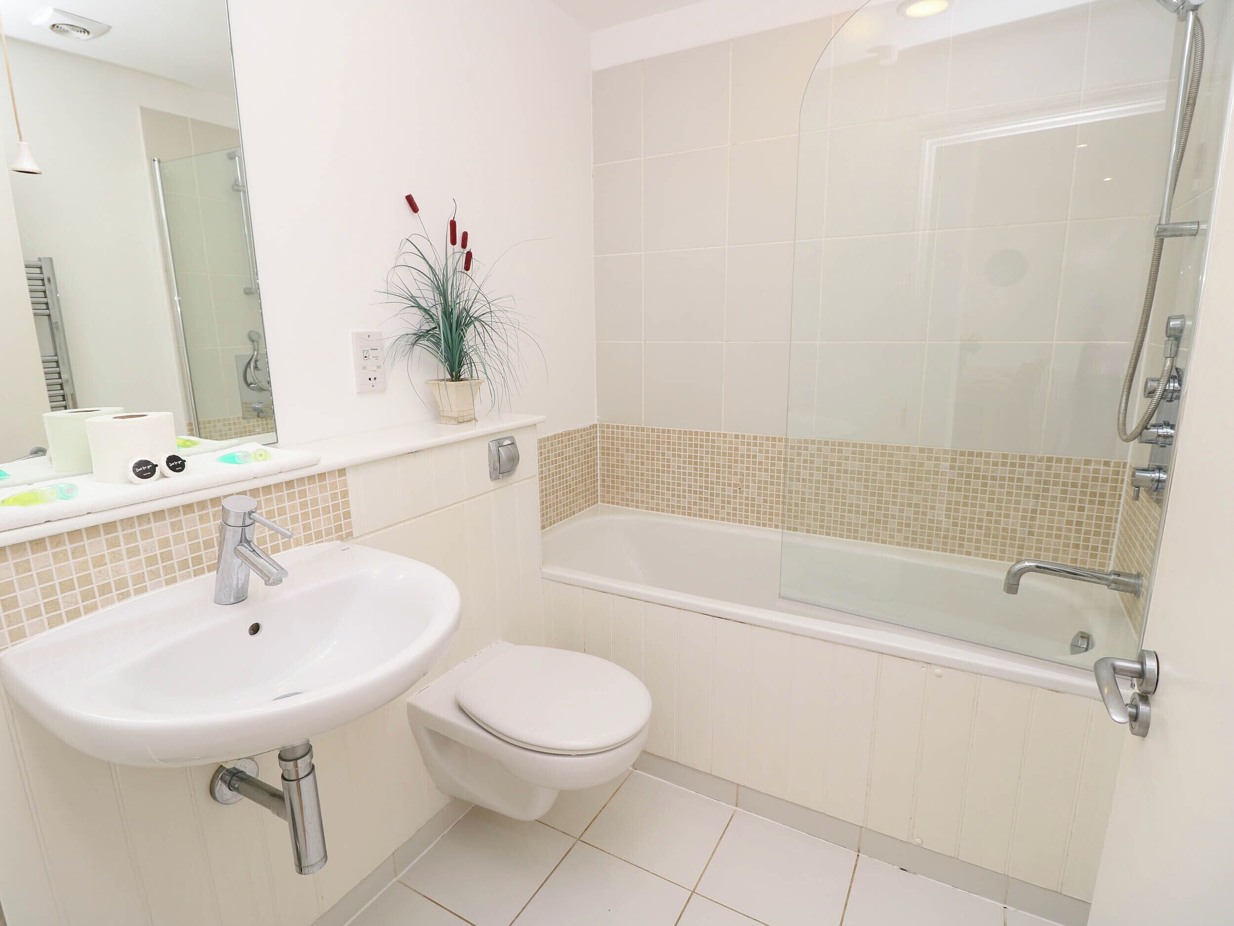 Un baño con lavamanos, inodoro y bañera.
