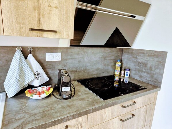 Réfrigérateur, four à micro-ondes, un four, lave-vaisselle