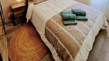 2 bedrooms, internet, bed sheets