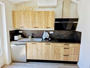 冷蔵庫、電子レンジ、オーブン、食器洗い機