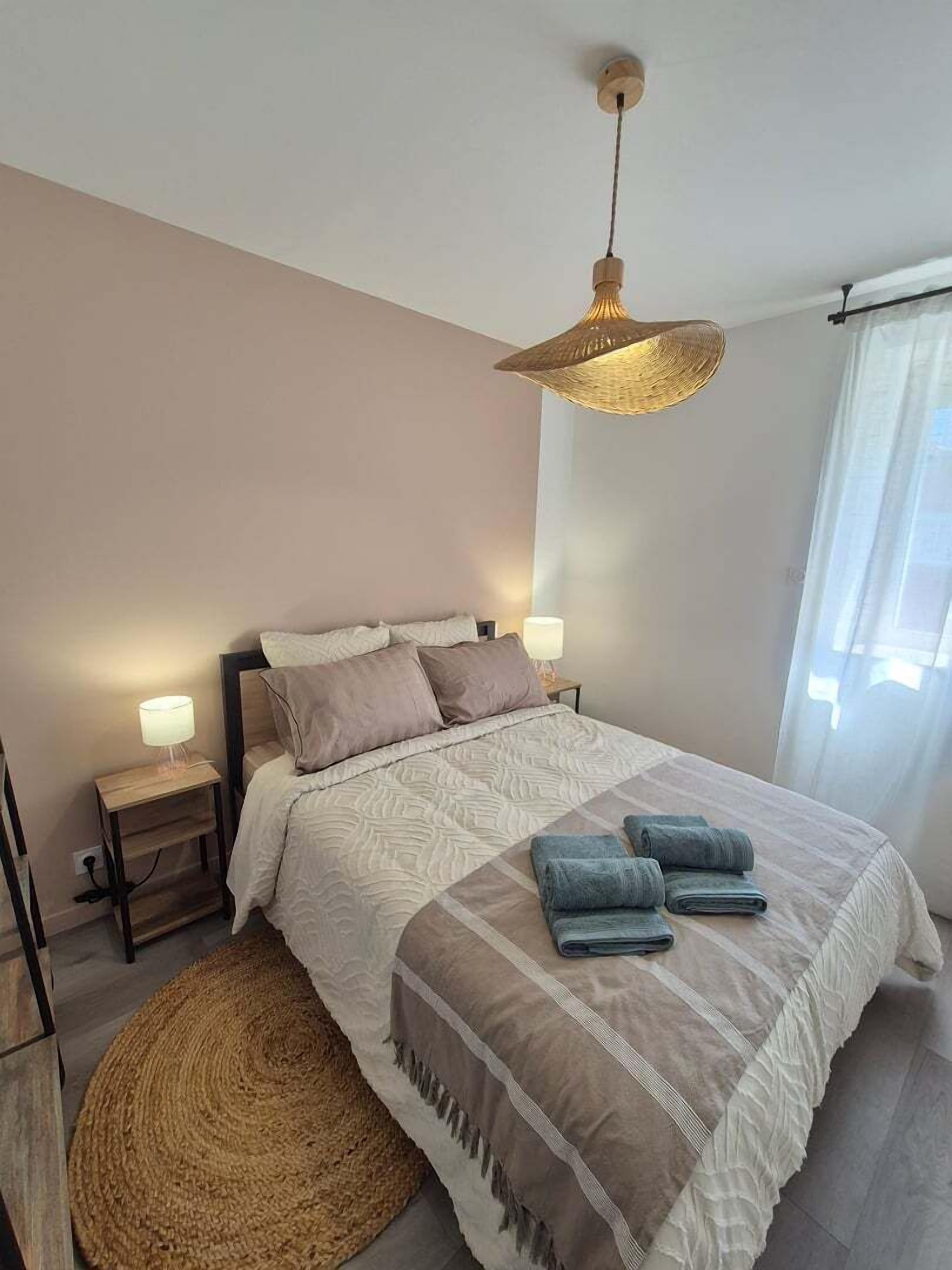 2 bedrooms, internet, bed sheets