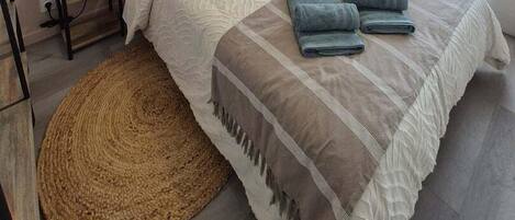 2 bedrooms, internet, bed sheets