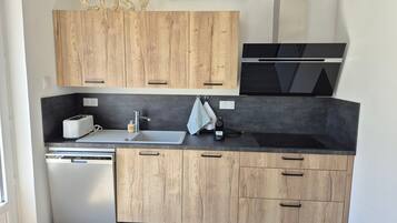 Een koelkast, een microgolfoven, een oven, een vaatwasser