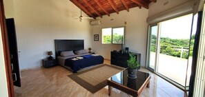 5 makuuhuonetta, työpöytä, silitysrauta/-lauta, vauvan matkasänky