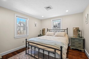 2 Schlafzimmer, Schreibtisch, Bügeleisen/Bügelbrett, Reisekinderbett