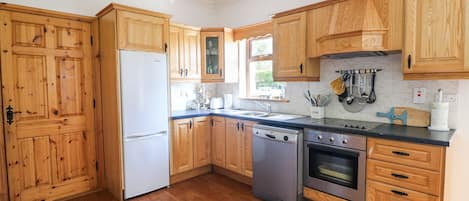 Lave-vaisselle, batterie de cuisine, vaisselle et ustensiles