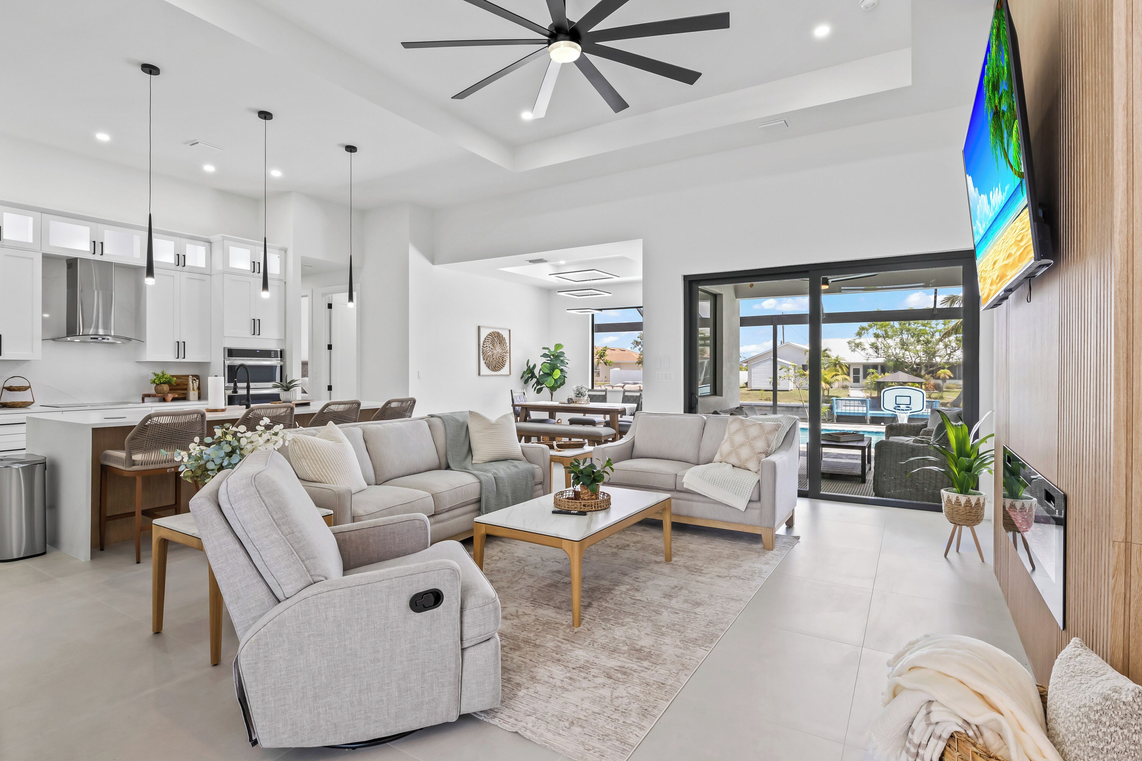 Smart-TV, Kamin, Bücher, Stereoanlage