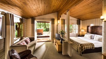 Una habitación acogedora con cama, sofá, televisión y escritorio.