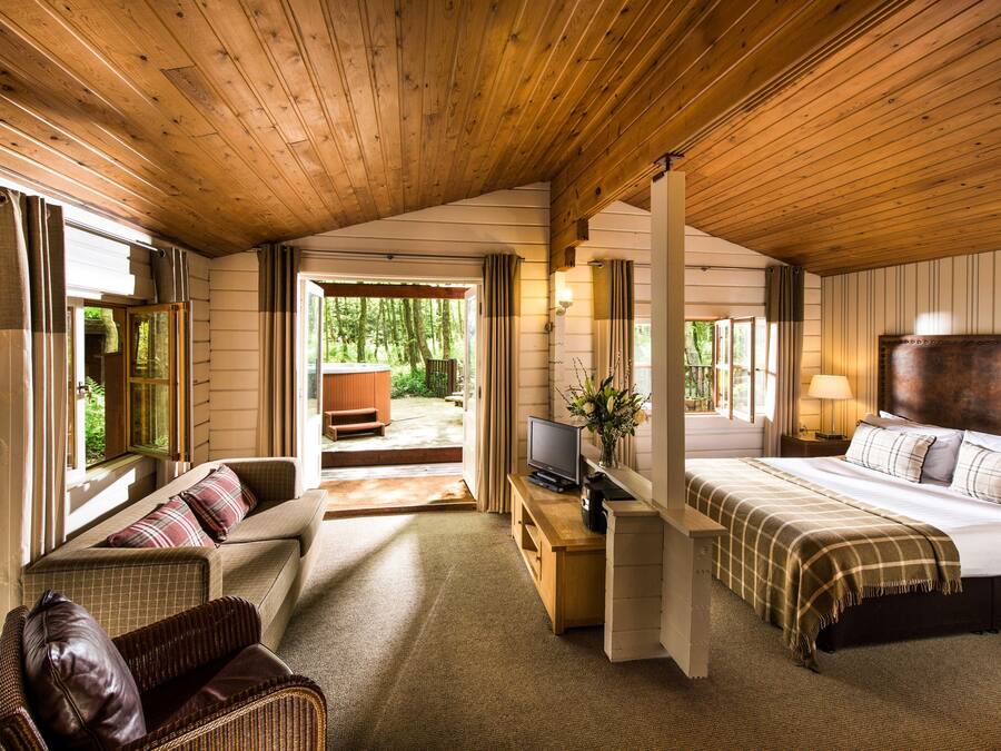Una habitación acogedora con cama, sofá, televisión y escritorio.