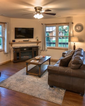 TV, fireplace