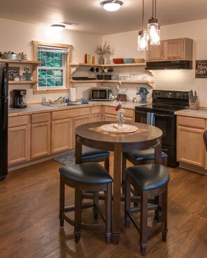 Jääkaappi, mikroaaltouuni, uuni, kahvin-/teenkeitin