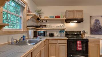 Réfrigérateur, micro-ondes, four, cafetière/bouilloire