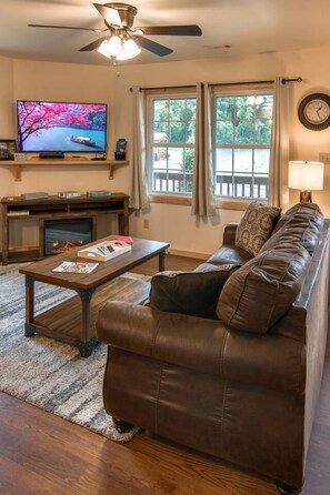 TV, fireplace - Train Rides, Trails & Casino Fun : Your Smoky Hub. (Bryson City)