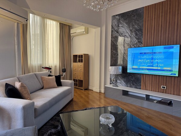 Smart TV, fireplace