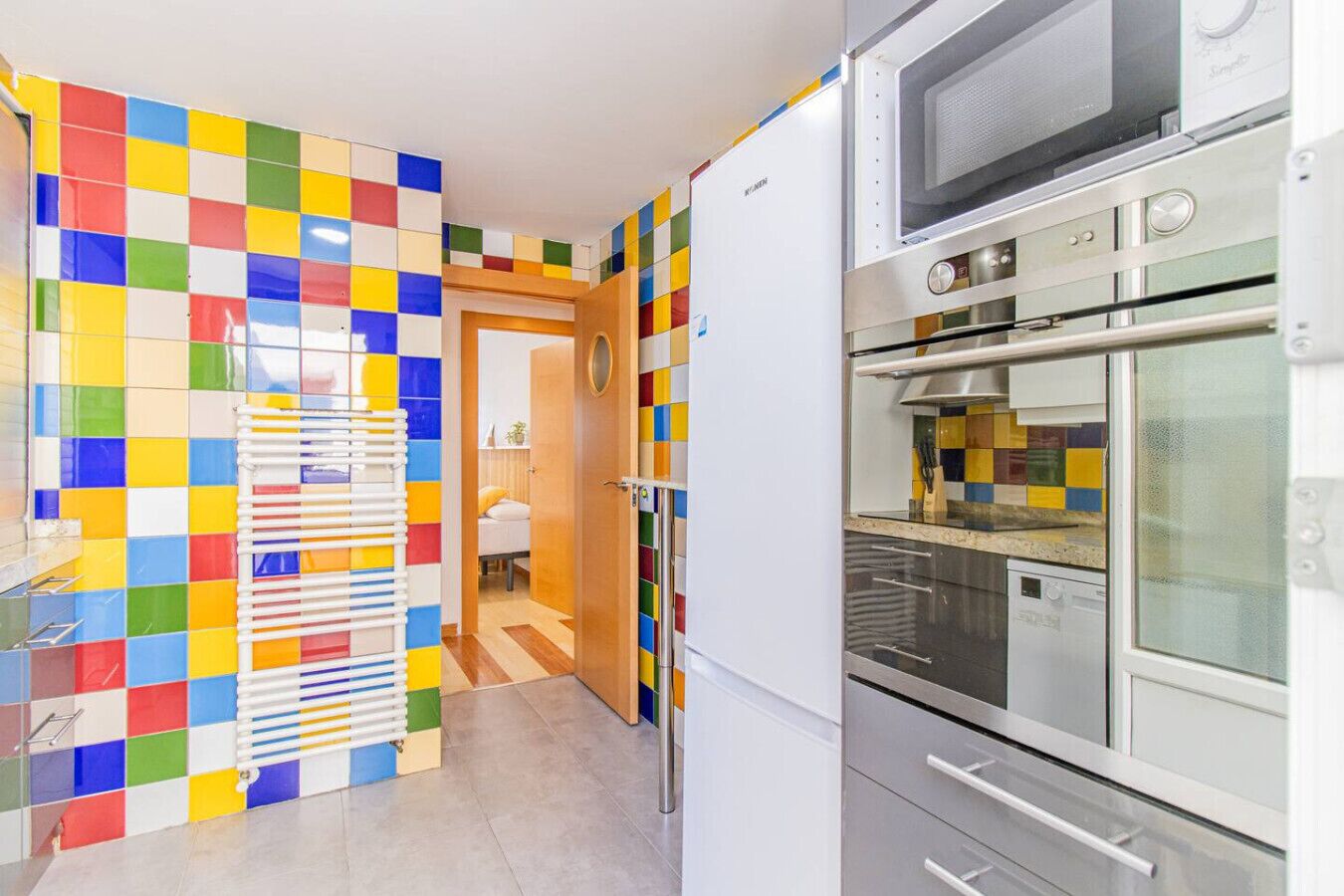 冷蔵庫、電子レンジ、オーブン、コンロ