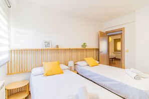 2 dormitoris, planxa i posts de planxar, un bressol de viatge i wifi 