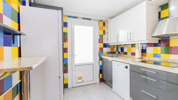 Frigorifero, microonde, forno, piano cottura