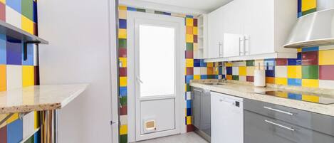 Kühlschrank, Mikrowelle, Ofen, Herdplatte