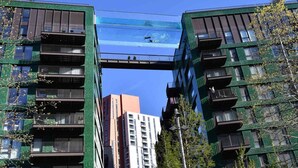 Un edificio moderno con varios balcones y un cielo despejado.