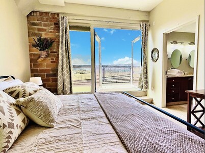 Amazing Waterfront Getaway! Breathtaking Sunsets!