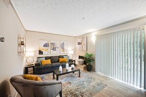 TV - King Bed, 5 min walk Truist Park | The Battery (Smyrna)