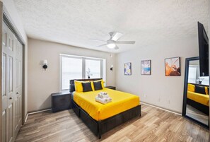 2 bedrooms, desk, iron/ironing board, travel crib - King Bed, 5 min walk Truist Park | The Battery (Smyrna)